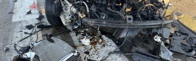 JEZIVI PRIZORI NA IBARSKOJ MAGISTRALI! Ogromna stena pala na automobil U POKRETU: GOLF POTPUNO SMRSKAN! (FOTO)