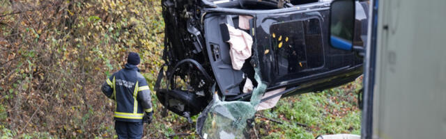 AUDI NAPRED SKROZ SMRSKAN, AKTIVIRANI VAZDUŠNI JASTUCI Izvučen automobil i tela iz betonskog kanala kod Čačka