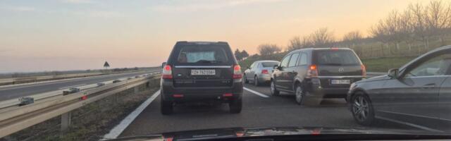 Kilometarske kolone na auto-putu Beograd-Niš, vozila gotovo da ne mrdaju: "Čeka se sat vremena!"