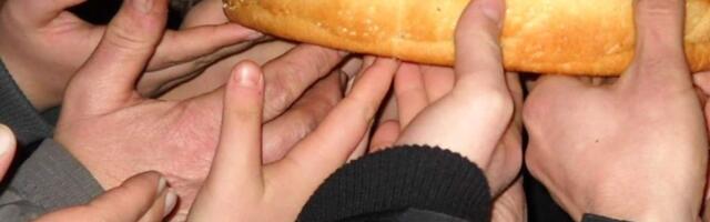 Zašto se česnica ne seče nožem na Božić? Razlog će vas NAJEŽITI