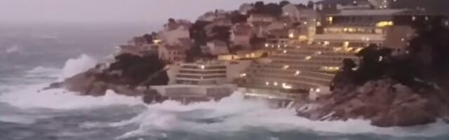 KOD DUBROVNIKA TALASI I DO 8 METARA! Jugo nosio sve pred sobom, orkanski udari na Jadranu (VIDEO)