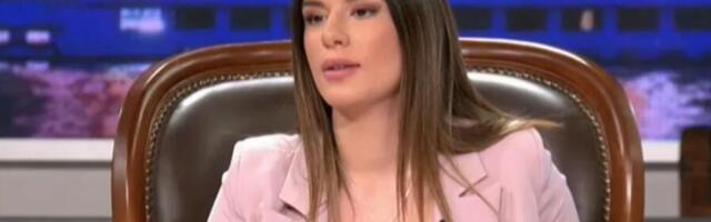 KOŽNI MINJAK U ĆIRILICI PODELIO NAROD! Voditeljka uletela u Marićevu fotelju - Srbi slave odluku TV, KAKVA BUTKA!