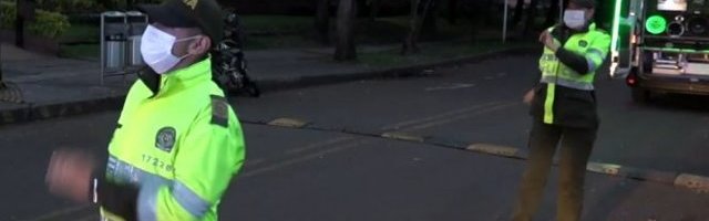 KOLUMBIJSKA POLICIJA PLEŠE ZA GRAĐANE U SAMOIZOLACIJI! Originalan način prekraćivanja vremena tokom pandemije (VIDEO)