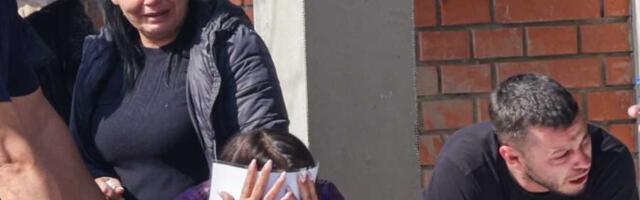 "DRAGANE SINE MOJ, ZAŠTO ME OSTAVI" Darko Lazić i majka Branka celu noć probdeli uz beli kovčeg u kući u Brestaču