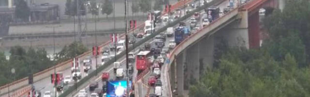 Kiša i udesi paralisali Beograd: Gužve u prestonici, automobili mile – ove deonice treba izbegavati (FOTO)