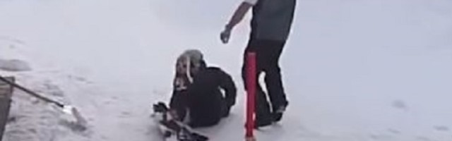 Težak BLAM: snouborder „savladava“ ski-lift (VIDEO)