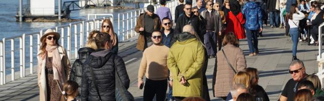 FOTO: Prolećni dan u Beogradu, šetališta prepuna ljudi