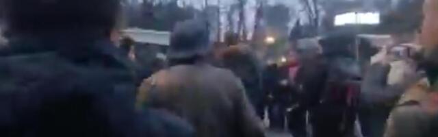 IZBILA TUČA NA PROTESTU U BEOGRADU ZBOG ZASTAVE EU! Incidenti na političkim demonstracijama na Slaviji: Usledilo šutiranje, psovke i uvrede (VIDEO)