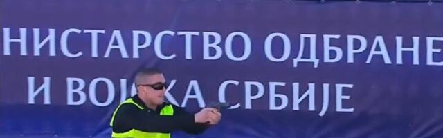 Skandal na vojnoj paradi, "napadač“ na Kobre prikazan u žutom prsluku – aluzija na studente“: Sekretar PSG se oglasio