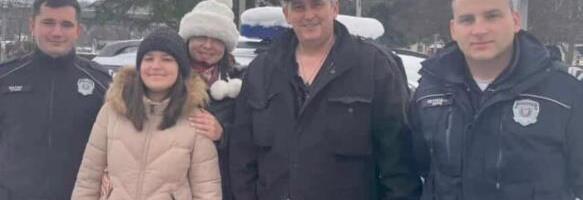 HEROJSKA AKCIJA GRANIČNE POLICIJE KOD VLASINSKOG JEZERA, SPASENA TROČLANA PORODICA! Više od 24 sata proveli zavejani u vikendici (foto)