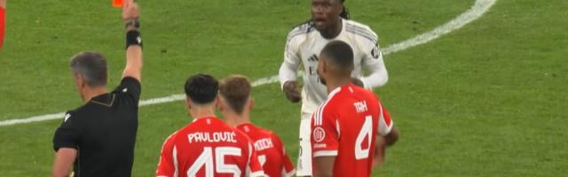 Ovakvu glupost nikad niste videli u fudbalu: Kamavinga dobio bizaran crveni karton, svi ljuti na sudiju Slavka