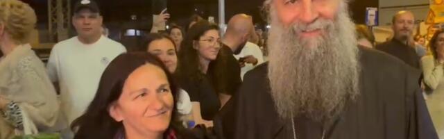Patrijarh Porfirije među građanima ispred Hrama Svetog Save: Daje im blagoslov dok čekaju da celivaju Pojas Presvete Bogorodice (video)