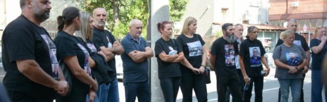 TUGA U BAČVANSKOJ ULICI! Roditelji žrtava Uroša Blažića došli na pripremno ročište u majicama sa likovima nastradale dece! (FOTO+VIDEO)