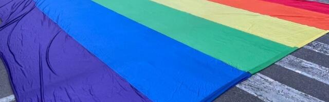 Napadnut mladić u centru BG dok je nosio LGBT zastavu