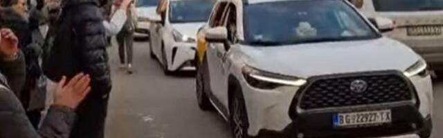 Taksisti došli u Novi Sad po studente, sve puca od emocija (VIDEO)