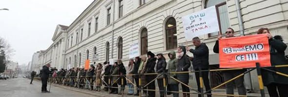 Maturanti u pokretu: Protestna šetnja do Školske uprave