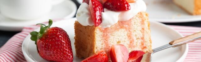 Najbolji brzinski recept za kolač od keksa i jagoda: Ne peče se, a fenomenalog je ukusa