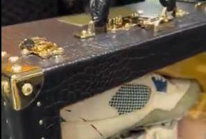 KROKODILSKA KOŽA I PLOČICE OD ČISTOG ZLATA! Zarađuje "samo" milion godišnje, a pogledajte u čemu nosi kopačke! Ludilo mozga!