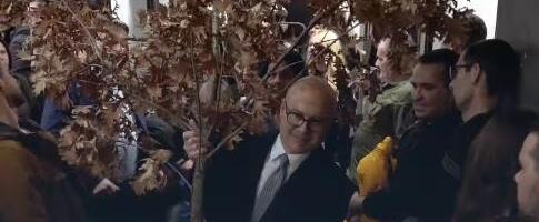 VUČEVIĆ UNEO BADNJAK U PROSTORIJE SNS: Sačuvaćemo Srbiju i čuvati srpski narod ma gde da živi (VIDEO)