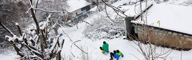 SNEG PAO OD HALKIDIKIJA DO KRITA! Zabelelo se širom Grčke, obustavljena nastava u školama (FOTO)