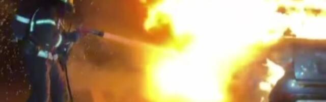 Plamen progutao auto: Dramatičan prizor nasred auto-puta (VIDEO)