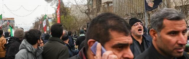 Ekstremizam na delu: Masa u Iranu skandira "Alahu Akbar", dok u pozadini odjekuju eksplozije