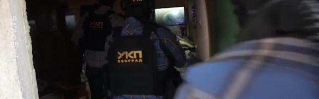 UHAPŠEN MUŠKARAC KOJI JE ZAPALIO POZNATI SPLAV NA NOVOM BEOGRADU: Specijalci upali u stan i iz kreveta izvukli osumnjičenog (22)! VIDEO