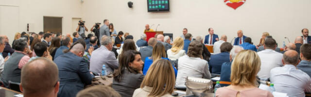 Скупштина Београда усвојила дневни ред, одбачени предлози опозиције