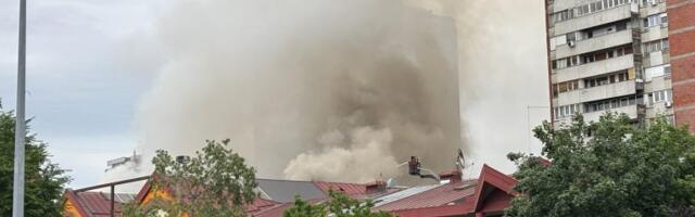 Požar u tržnom centru na Novom Beogradu: Gust dim i borba vatrogasaca