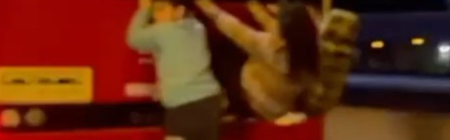 Upozorenje roditeljima: Dečje igre na ulici mogu biti veoma opasne (VIDEO)