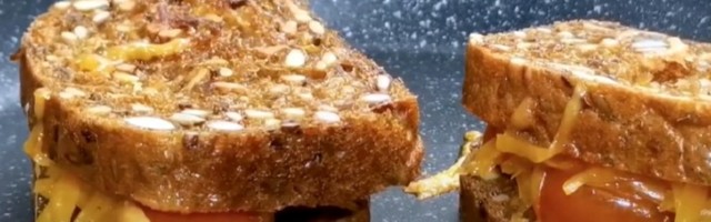 Sendvič iz tiganja sa osvežavajućim prilozima