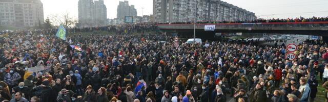 Police invisible, Serbia’s roads blocked; Protest against Vucic in Kosovo north