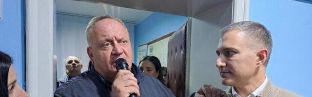 Stefanović obišao SNS odbor koji mu je prošle godine izglasao nepoverenje (FOTO)