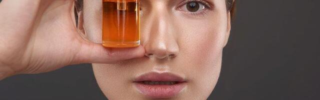 Kako se pravilno nanosi serum za područje oko očiju