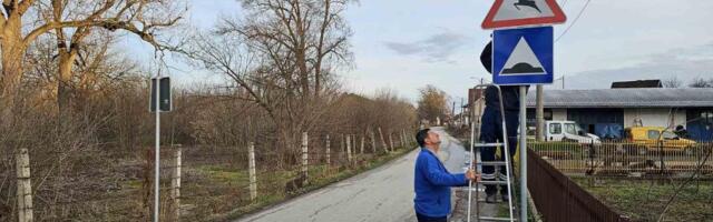 Srne iskakale na put iznad kasarne kod bolnice, postavljeni znakovi koji na to upozoravaju
