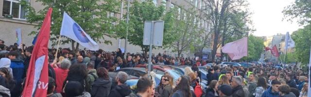 Skup ispred Pete gimnazije: Maturanti i roditelji traže razrešenje v.d. direktora (FOTO, VIDEO)