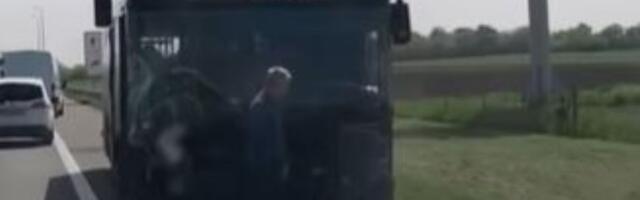 Autobus 611 sleteo s kolovoza: Karambol kod Aerodroma (VIDEO)