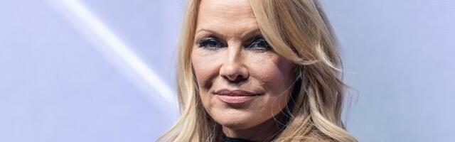 Pamela Anderson ponovo BEZ ŠMINKE na crvenom tepihu! Pokazala i novu frizuru - najveći trend ove sezone (FOTO)