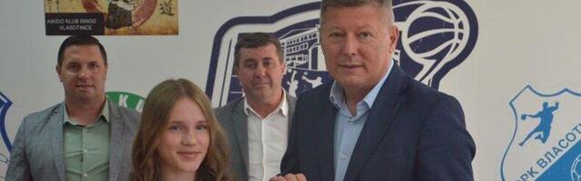 Vlasotinčanka Una Gligorijević dobila priznanje za najbolju mlađu pionirku u srpskoj atletici