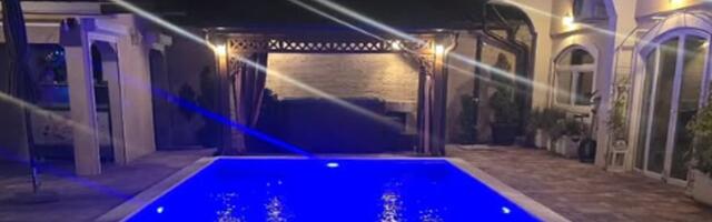 Nakon razvoda se vratio u porodični dom: Na raspolaganju mu je bazen u kom se najradije kupa noću!