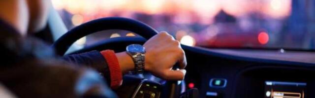 Tačskrin u automobilu je veoma opasan, ali može da bude bezbedniji! Kako?