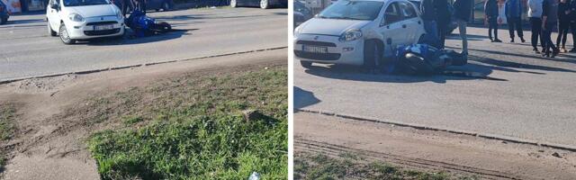 DRAMA U SREMČICI, obustavljen saobraćaj: Motorciklista (25) udario u fijat, prevezen u Urgentni centar