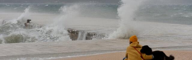 Oluja pogodila region, najgore tek sledi: Omiljeno ostrvo potpuno odsečeno, udari vetra do 160 km/h