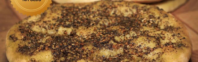 STARINSKA POGAČA KOJA IZNENAĐUJE VEĆ PRI SEČENJU: Luk, kim i testo koje se pamti