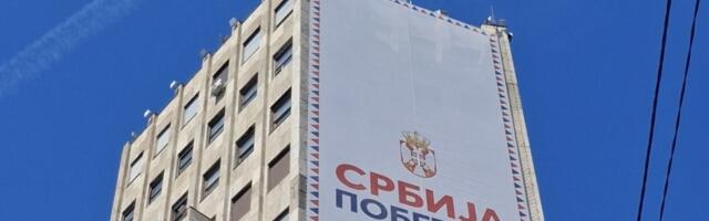 Zahtevi da se sa zgrade u centru Beograda ukloni plakat 'Srbija pobeđuje' jer ugrožava stanište retkih ptica