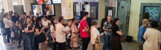 Pogledajte redove za preuzimanje kartica za besplatne bazene: Prvi dan, a ovoliko ih je samo u jednoj opštini! FOTO