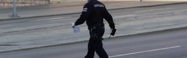 POSVAĐAO SE SA ŽENOM OKO MOBILNOG, pa dok je ona spremala ručak, izašao iz kuće i POLIO SE BENZINOM I ZAPALIO