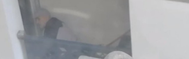 ČUVAJTE SE LJUDI, LOPOVI PLJAČKAJU USRED DANA! Iako je shvatio da ga kamere snimaju, drska lopina NASTAVLJA DA KRADE/VIDEO/