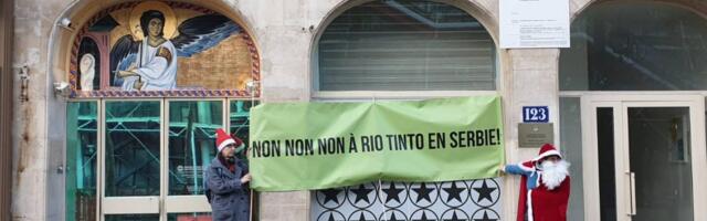 Plakat protiv „Rio Tinta“ na Srpskom kulturnom centru u Parizu