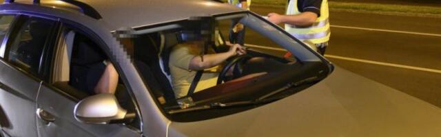 VOZIO PIJAN PA SLETEO SA PUTA! Saobraćajci priveli starca na trežnjenje